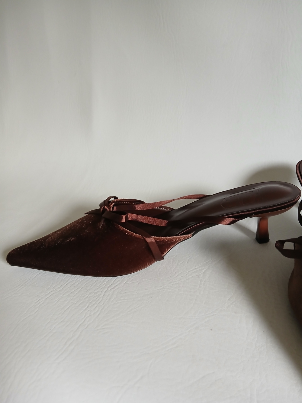 Women's CH Pointed Toe Brown Textured Fabric Mules Kitten Heels Sz8.5M - Picture 6 of 16